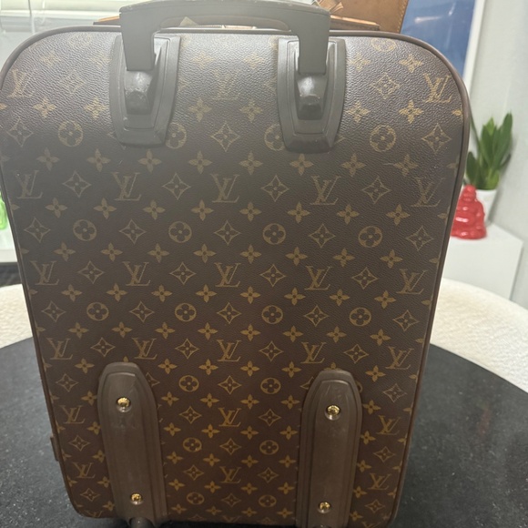 Authentic Louis Vuitton Luggage Set – 3 Pieces – $3,500 (All Included) - Picture 5 of 10